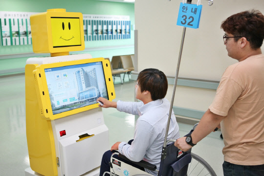 인하대병원에서 환자가 지능형 의료안내 로봇으로 병원 정보를 찾아보고 있다. 인하대병원 제공